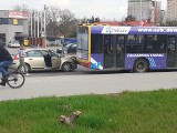 Wypadek w Kielcach. Citroen uderzył w miejski autobus
