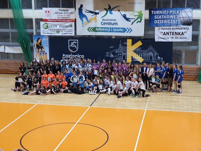 Wspólne zdjęcie wszystkich drużyn biorących udział w turnieju siatkówki w Kozienicach.
