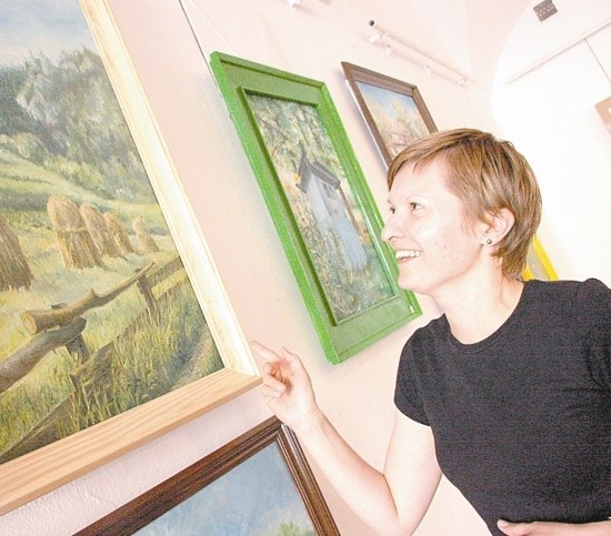 Lucyna Szukała z Galerii BCK zachęca do obejrzenia wystawy Janiny Karwowskiej: - Obrazy są niezwykle efektowne.