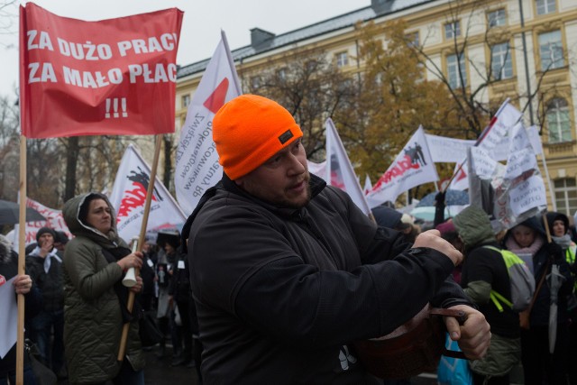 Sekretarze, pracownicy czytelni akt i archiwów sądowych protestowali w ubiegłym roku. Wciąż domagają się podwyżek.