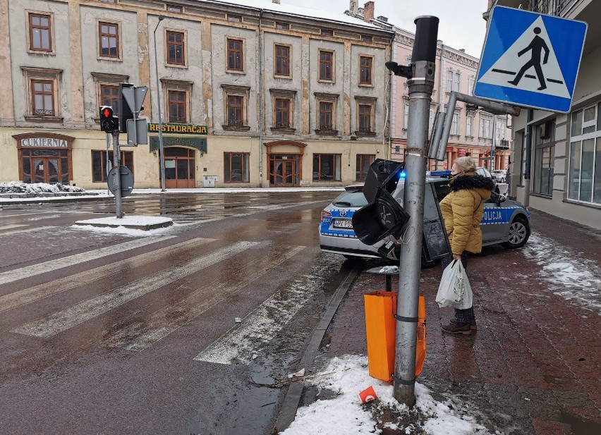 W Przemyślu kierujący BMW nie zapanował nad samochodem i uderzył w sygnalizator świetlny przy przejściu dla pieszych [ZDJĘCIA]