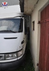 Wypadek w Starym Zamościu: Samochód stoczył się i przycisnął 18-latka do ściany. Chłopak zmarł