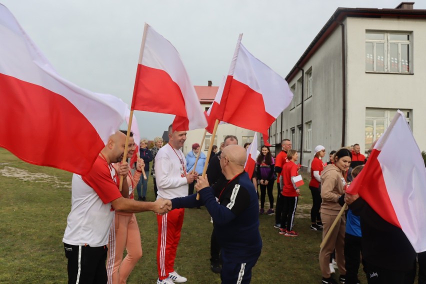 Sportowe obchody Święta Niepodległości w gminie Sobków. II Gminny Bieg Niepodległości w miejscowości Miąsowa. Ponad dwustu biegaczy