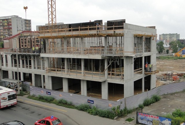Ekipy budowlane już zaczęły budowę trzeciej kondygnacji budynku przy ulicy 25 Czerwca.