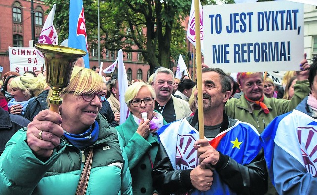 Przeciw reformie oświaty nauczyciele protestowali już w październiku ub. roku przed Urzędem Wojewódzkim