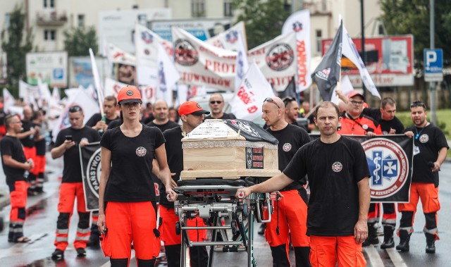 Ratownicy medyczni protestują w Rezszowie.