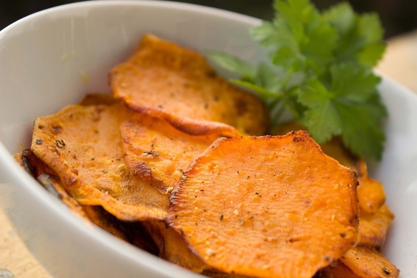Chipsy: dlaczego są niezdrowe? Jak zrobić je z buraka, batatów i marchewki? (przepisy) 