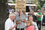 Protest wobec powtarzających się problemów z wodą w Piekoszowie [WIDEO, zdjęcia]