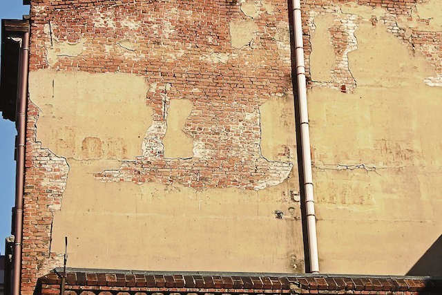 To zdjęcie pochodzi z 2009 r. Na ścianie kamienicy górującej nad dawną fabryką pierników przy ul. Strumykowej widać jeszcze resztki reklamy firmy Gustava Weesego