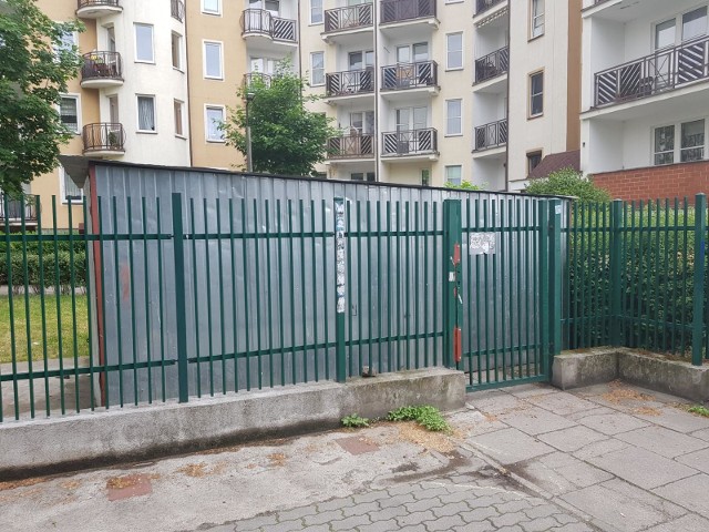 Bramkę przy ulicy Asnyka spółdzielnia „Zieleniec” zamknęła na czas ocieplania bloku obok. Te roboty mają potrwać do końca sierpnia