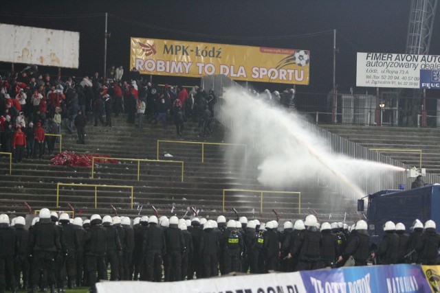 Piłkarskie derby Łodzi zawsze były sportowym świętem naszego miasta. Jednak nie wszyscy kibice ŁKS i Widzew myśleli wyłącznie o futbolowej rywalizacji na murawie. Niestety, często na stadionach i wokół nich dochodziło do burd i zamieszek. Policja, by zaprowadzić porządek musiała używać siły, także armatek wodnych. Stróże prawa do monitorowania sytuacji używali także śmigłowca. Zobaczcie na kolejnych slajdach, jak przed laty wyglądały  ekscesy związane z derbami Łodzi.