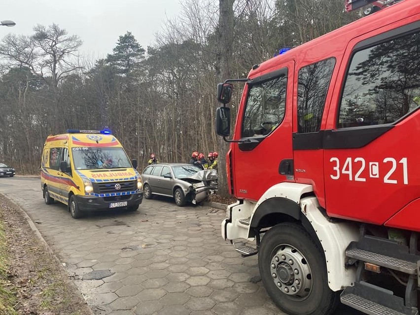 Toruń. Kolizja drogowa na lewobrzeżu! Samochód osobowy został poważnie zniszczony ZDJĘCIA