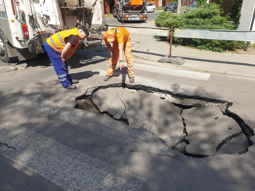 Pod śmieciarką zapadła się jezdnia! Wielka dziura w ulicy...