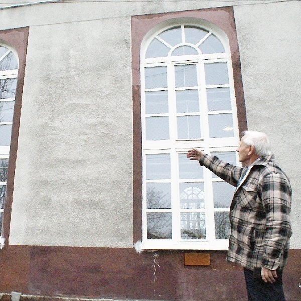 Na zdjęciu Edmund Dombrowski pokazuje dwa nowe okna dopiero co zamontowane w "Sokolni".