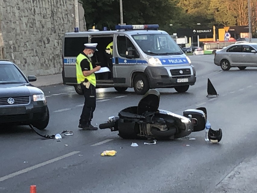 Zderzenie samochodu osobowego ze skuterem w Lublinie. Jedna osoba poszkodowana