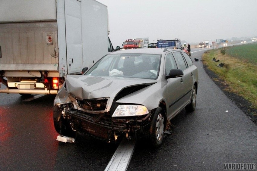 Opel astra zderzył się ze skodą octavią pod Opolem.