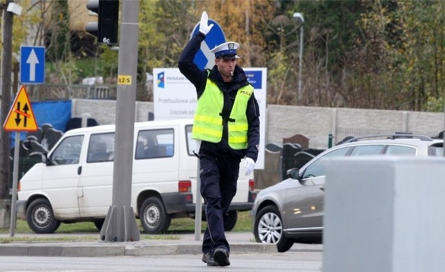 Pamiętajmy, że jeśli ruchem kieruje policjant, jego sygnały są ważniejsze od sygnalizacji świetlnej i znaków drogowych