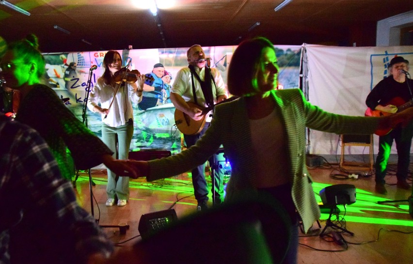 Biesiada Świętego Patryka w Tarnobrzegu. Szalona zabawa z muzyką, tańcami i zielonym piwem z okazji irlandzkiego święta. Zobaczcie zdjęcia