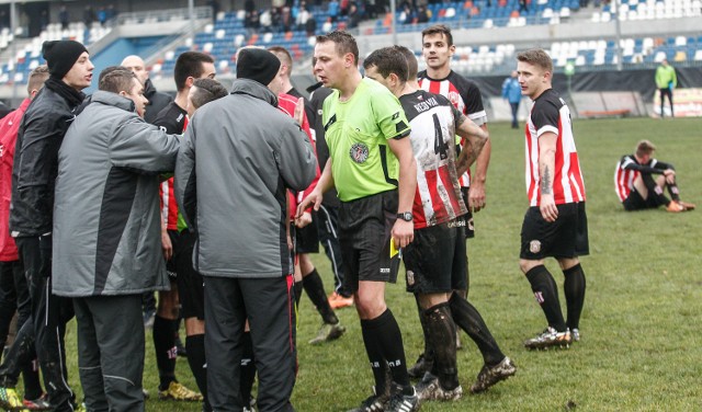 Otoczony przez piłkarzy arbiter podczas derbów Rzeszowa. To normalny obrazek na boiskach III ligi.