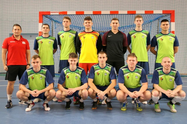 Srebrni medaliści akademickich mistrzostw Polski w futsalu, drużyna PUSS w Pile, w pełnej krasie