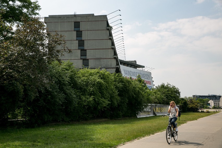 Hotel Forum, nietypowa architektura i murale [FOTOREPORTAŻ]