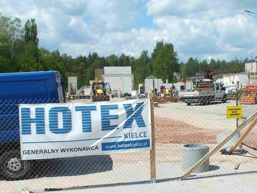 W oczach rośnie nowa baza MZK w Starachowicach, rusza budowa stacji tankowania gazem [ZDJĘCIA]