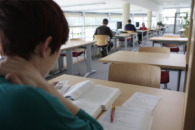 Uczelnie w Poznaniu przyjmą studentów z Ukrainy uciekających z Ukrainy zgodnie z określonymi procedurami. Poza tym przygotowały szereg form pomocy. Potrzebujący dostaną m.in. wsparcie psychologiczne, stypendia socjalne, doraźne wsparcie finansowe w postaci zapomogi, czy też zwolnienie z opłat za akademiki.