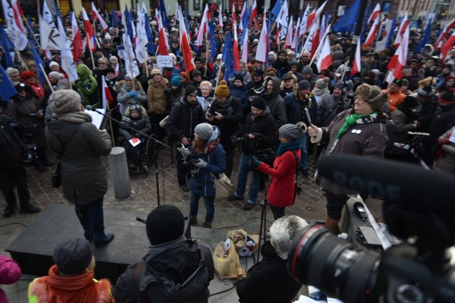 Po raz kolejny zwolennicy Komitetu Obrony Demokracji manifestowali w samo południe pod pomnikiem Kopernika. Wśród manifestujących była również Henryka Krzywonos-Strycharska.Zobacz także - manifestacja KOD w Bydgoszczy.