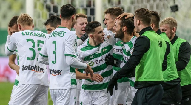 Lechia Gdańsk zagra z Jagiellonią Białystok w finale Totolotek Pucharu Polski. Biało-zieloni po raz trzeci w historii klubu powalczą o to trofeum, które zdobyli w 1983 roku. Prześledźmy jak wyglądała droga biało-zielonych do finału, który rozegrany zostanie na PGE Narodowym w Warszawie.