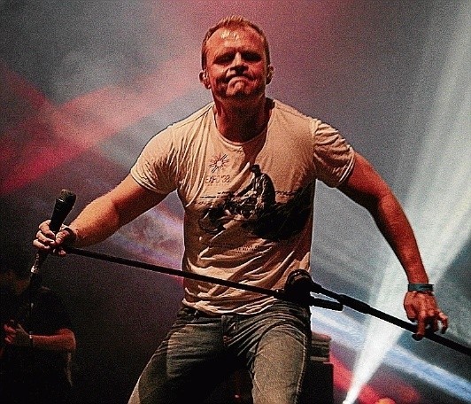 ComaGrupa popularna już przed  debiutanckim albumem ("Pierwsze wyjście z mroku"). Liderem jest Piotr Rogucki, który błyskawicznie nawiązuje kontakt z publicznością.