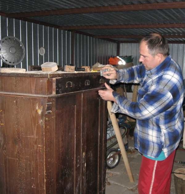 Mirosław Zaporowski z Sieniawy Żarskiej od kilku miesięcy prowadzi pogotowie stolarskie