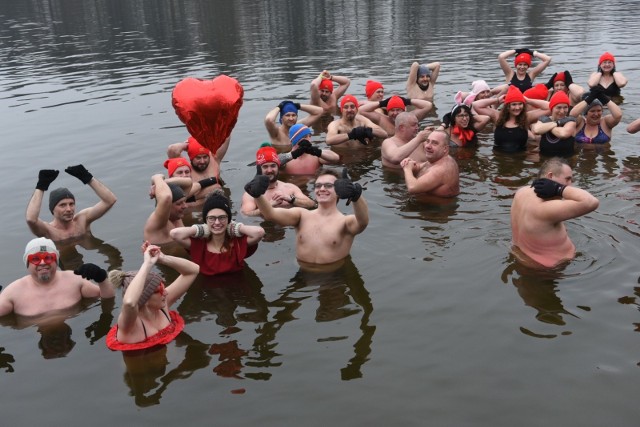 Walentynkowe morsowanie. Sobota to świetny dzień na zimową kąpiel w jeziorze. Tak bawiliście się podczas morsowania w Zalesiu. Zobaczcie zdjęcia!