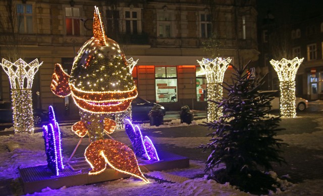 Pięknie prezentuje się Grudziądz w świątecznym czasie, gdy wieczorami blasku dodają mu tysiące lampek. Szczególnie widowiskowo prezentuje się Rybny Rynek. Zapraszamy na bożonarodzeniowy, wieczorny spacer po starówce w Grudziądzu.