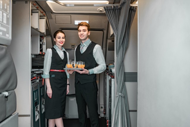 Obowiązki: stewardessa (i jej męski odpowiednik – steward) obsługuje pasażerów samolotu w czasie podroży. Wita ich na pokładzie, instruuje w kwestiach bezpieczeństwa lotu, udziela wszystkich niezbędnych informacji, oferuje przekąski i służy pomocą w każdej sytuacji, która tego wymaga. Stewardessa lub steward pracują według grafiku tworzonego przez linię lotniczą, często powyżej 8 godzin dziennie, choć z zasady tydzień pracy nie powinien przekraczać 40 godzin. Grafik bywa bardzo zmienny, dlatego stewardessa musi być gotowa na dostosowanie się do sytuacji.Wymagania: Stewardessa musi lubić ludzi i pracę z nimi, bo będzie miała kontakt z pasażerami praktycznie przez cały czas trwania każdego lotu. Musi być także odporna na stres. Najczęściej pracodawca wymaga także dobrej znajomości j. angielskiego, odporności na stres, miłej aparycji i dobrej prezencji, a także umiejętności pracy zespołowej. Co ważne, wiele linii lotniczych wyznacza górną granicę wieku stewardess, która często wynosi ok. 30 lat, jest to więc zawód przede wszystkim dla młodych osób.Zarobki: zależą od linii lotniczej, średnia pensja stewardessy w Polsce to ok. 5,4-6,2 tys. zł brutto, więcej w liniach zagranicznych. Na pensję stewardessy składają się także dodatki, prowizje od sprzedaży (w tanich liniach lotniczych) i diety pobytowe w każdym porcie docelowym.