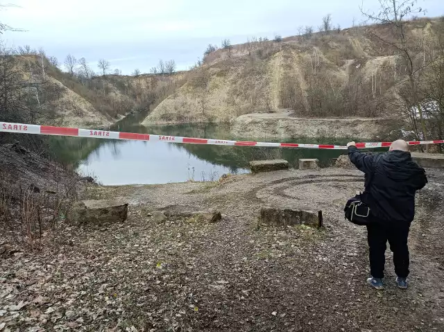 Strażacy otrzymali zgłoszenie, że w wodzie, na terenie zalanego kamieniołomu unoszą się prawdopodobnie ciała.