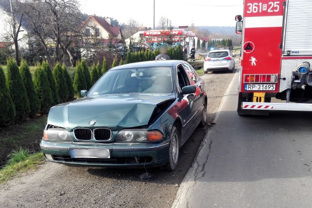 Do zdarzenia doszło w poniedziałek o godz. 9 na drodze krajowej nr 28 w Starej Birczy w pow. przemyskim. Kierująca audi zatrzymała się za poprzedzającym ją pojazdem, wówczas w tył jej auta uderzył kierowca BMW. Pogotowie ratunkowe zabrało do szpitala kobietę z audi. Policjanci wykonali na miejscu czynności pod kątem wypadku drogowego.