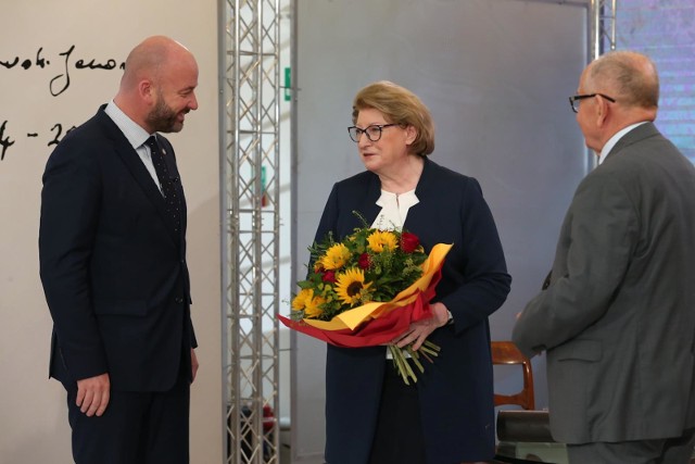 Hanna Suchocka, Jacek Sutryk i Adolf Juzwenko chwilę po wręczeniu nagrody w Ossolineum