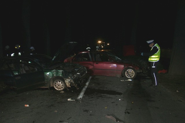 We wtorek na drodze ze Świecia do Laskowic, tuż za  nowym rondem w Sulnowie, doszło do tragicznego wypadku.-  Ze wstępnych ustaleń wynika, że 18-letni kierowca BMW, na prostym odcinku drogi wjechał w tył volvo, które prowadził 21-letni mieszkaniec powiatu świeckiego - mówi Tomasz Krysiński, pełniący obowiązki rzecznika policji w Świeciu.  Volvo zatrzymało się na drzewie po prawej stronie drogi. - W drzewo uderzyło też BMW. Odbiło się od niego i uderzyło w  drzewo po lewej stronie drogi. Wskutek tego zginął 18-letni pasażer BMW - uzupełnia Krysiński.BMW podróżowało pięć osób z powiatu świeckiego. Wszystkie, poza ofiarą wypadku, trafiły do Nowego Szpitala w Świeciu, jedna do szpitala w Grudziądzu. Kierowca volvo również odniósł obrażenia. Policja na razie nie potrafi odpowiedzieć, dlaczego 18-latek z BMW na prostym odcinku drogi wjechał w volvo.- Nie byliśmy w stanie ustalić jego trzeźwości na miejscu, ale została pobrana mu krew. Będzie zbadana także pod kątem środków odurzających - mówi Krysiński.Nie wiadomo jeszcze, gdzie siedział pasażer, który nie przeżył wypadku, bo  po przyjeździe policji poszkodowani znajdowali się poza autem. Wypadli z niego wskutek uderzeń o drzewa.Sprawa jest wyjaśniana pod nadzorem Prokuratora Rejonowego w Świeciu.