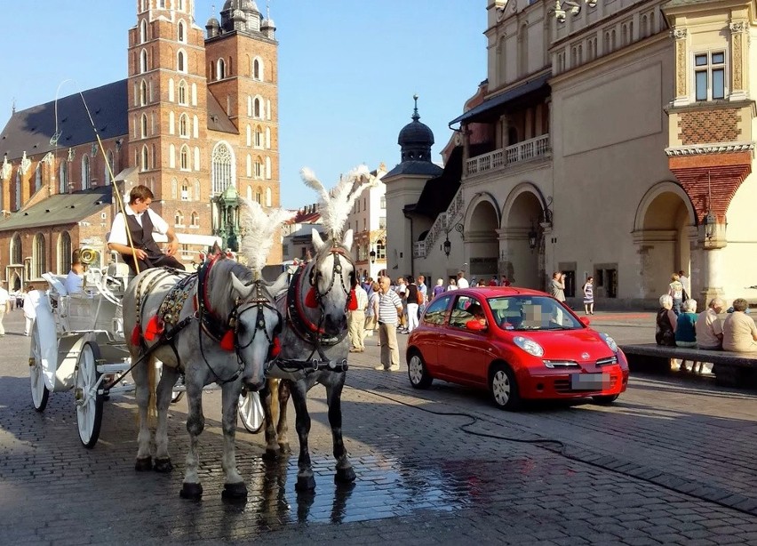 Kraków. Wjechała samochodem na Rynek. Wyglądała na zagubioną. Wyjaśniamy [ZDJĘCIA]