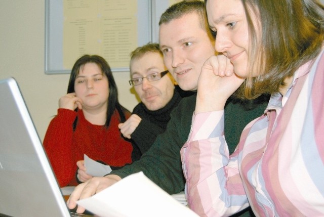 Lucyna Czapaj (od prawej), Przemysław Czapaj, Dariusz Stanuchowski i Kamila Kiebza, studenci WSZiA, sprawdzą swoje  biznesowe pomysły w grze internetowej. (fot. Katarzyna Błońska)