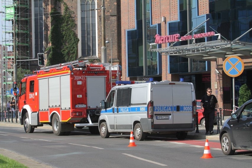 Tajemnicza teczka przy Galerii Dominikańskiej. Zamknięto ulicę Bł. Czesława