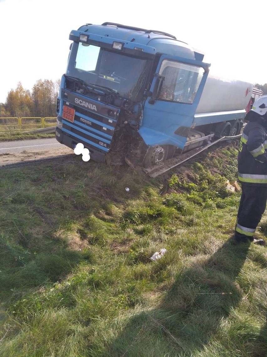 Plenna. Wypadek dwóch ciężarówek na drodze wojewódzkiej nr 728 [ZDJĘCIA]