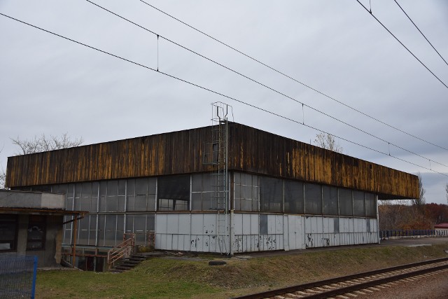 Dworzec w Mościcach znajduje się w opłakanym stanie. Kolej obiecuje remont obiektu.