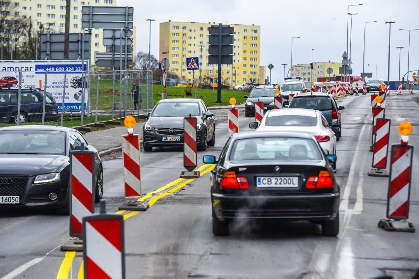 Wyłączona z ruchu zachodnia cześć ulicy Kujawskiej w...