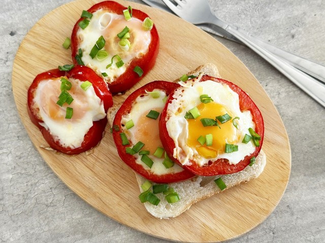 Masz ochotę na pyszne i pożywne śniadanie? Zobacz, jak przygotować jajka sadzone w papryce. Kliknij galerię i przesuwaj zdjęcia strzałkami lub gestem.