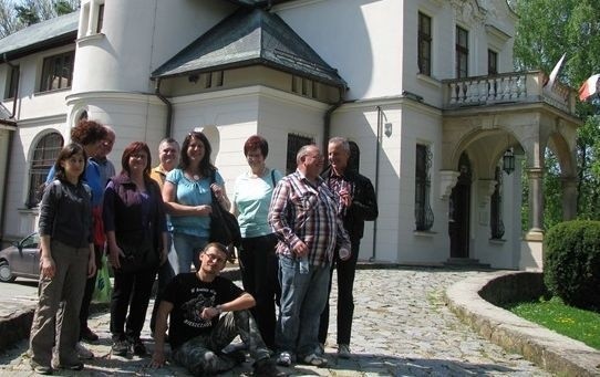 Delegacja z Niemiec przed Pałacykiem Henryka Sienkiewicza w Oblęgorku.