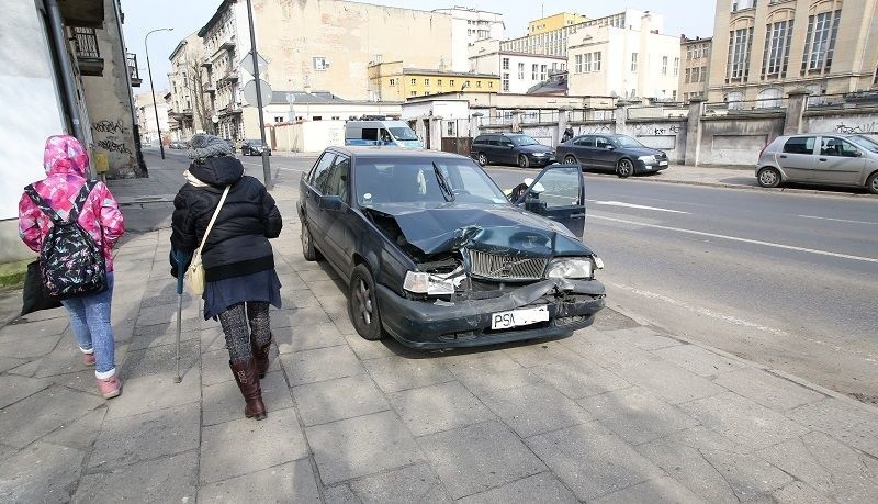 Pijany kierowca na ul. Wólczańskiej wjechał w stojące...