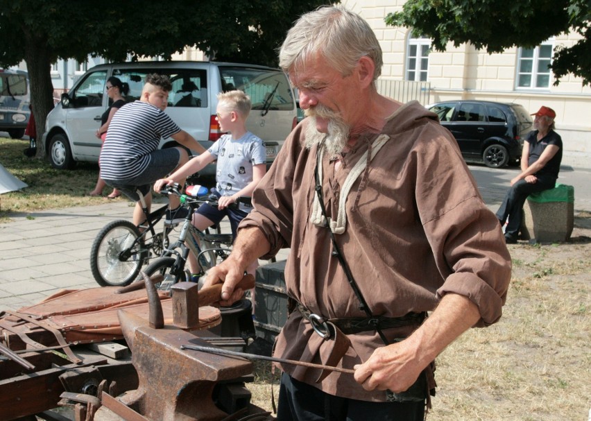 Piknik historyczny na Mieście Kazimierzowskim. Strzelały armaty, trwały pojedynki rycerskie, bito monety