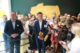 "Rzeczpospolita": Jedna trzecia wyborców Hołowni będzie bardzo trudna do pozyskania dla Trzaskowskiego