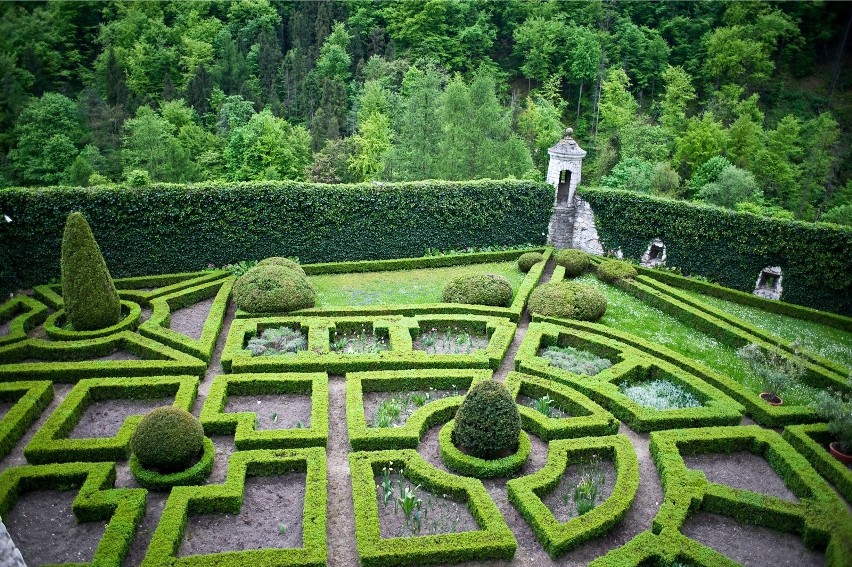 Atrakcją zamku w Pieskowej Skale jest również ogród.